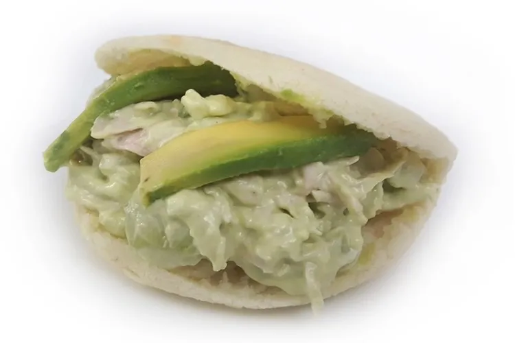 Arepa Reina Pepiada rellena de ensalada de pollo y aguacate