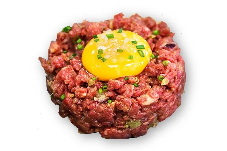 Steak tartar con alcaparras pepinillos cebolla roja y salsa inglesa