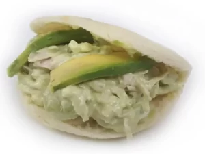 Arepa Reina Pepiada rellena de ensalada de pollo y aguacate