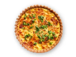 Quiche Lorraine de masa quebrada rellena con panceta, huevos y nata