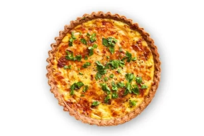 Quiche Lorraine de masa quebrada rellena con panceta, huevos y nata